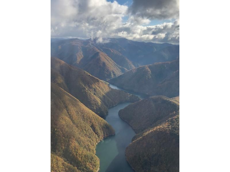 【岐阜・世界遺産白川郷】空から観光！紅葉の白山ヘリコプター遊覧飛行（3名12分コース）の紹介画像