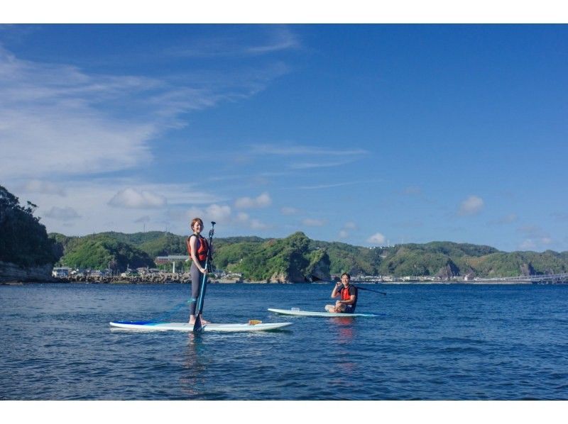 ผู้หญิงเพลิดเพลินกับประสบการณ์ SUP ที่ "GO 4 SURF" ในคัตสึอุระ