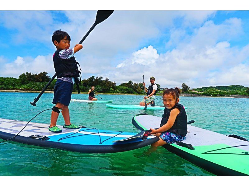 [Okinawa, Ojima] "Only one group" fully chartered guide ☆ SUP experience cruising on a remote island that can be reached by car, high-quality camera photos as a gift! Over 1,000 people experienced it last year!の紹介画像