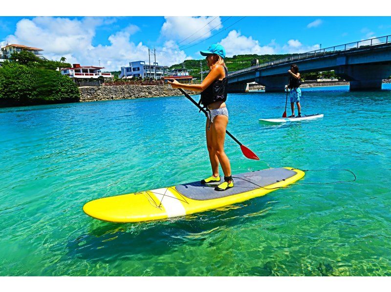 [Okinawa, Ojima] "Only one group" fully chartered guide ☆ SUP experience cruising on a remote island that can be reached by car, high-quality camera photos as a gift! Over 1,000 people experienced it last year!の紹介画像