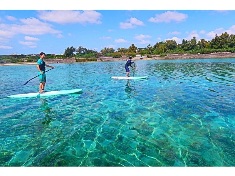 [Okinawa, Ojima] "Only one group" fully chartered guide ☆ SUP experience cruising on a remote island that can be reached by car, high-quality camera photos as a gift! Over 1,000 people experienced it last year!の紹介画像
