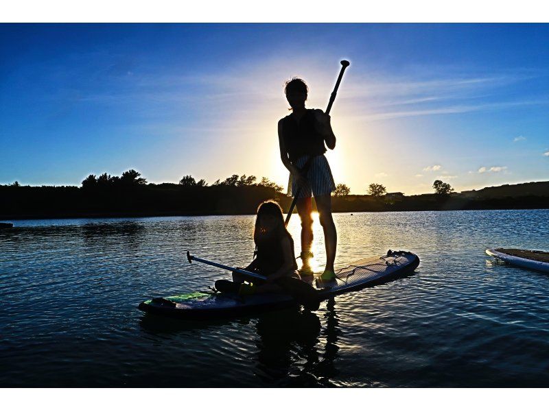 [Okinawa Oujima] "Only one group" Complete charter system ☆ Happy private tour! A sunset SUP experience on a remote island that can be reached by car, a photo gift of a high-quality camera!の紹介画像