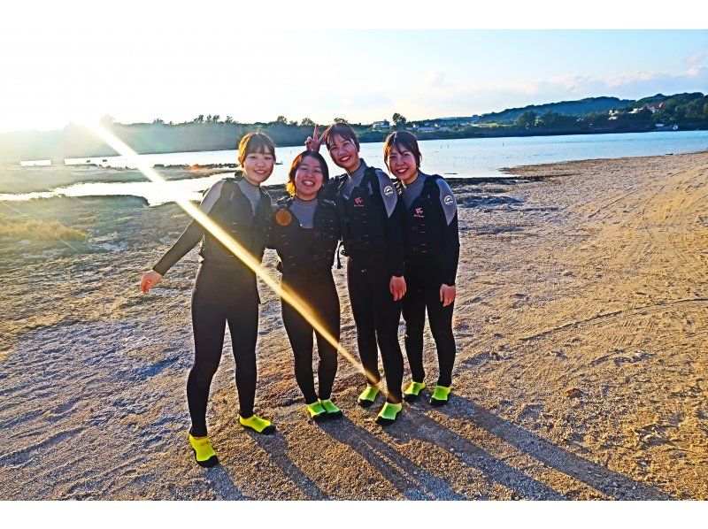 【沖縄・奥武島】&ldquo;1組のみ&rdquo;ガイド完全貸切☆車で行ける離島でサンセットSUP体験☆撮影した写真・動画を全てプレゼント！器材レンタル無料！の紹介画像