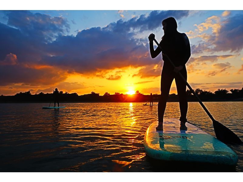 [Okinawa Oujima] "Only one group" Complete charter system ☆ Happy private tour! A sunset SUP experience on a remote island that can be reached by car, a photo gift of a high-quality camera!の紹介画像