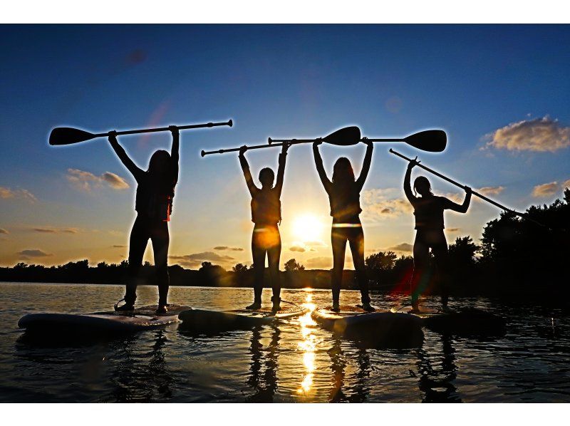 [Okinawa Oujima] "Only one group" Complete charter system ☆ Happy private tour! A sunset SUP experience on a remote island that can be reached by car, a photo gift of a high-quality camera!の紹介画像