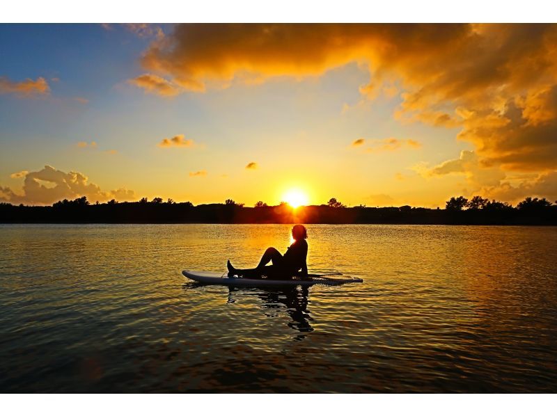 【沖縄・奥武島】&ldquo;1組のみ&rdquo;ガイド完全貸切☆車で行ける離島でサンセットSUP体験☆撮影した写真・動画を全てプレゼント！器材レンタル無料！の紹介画像