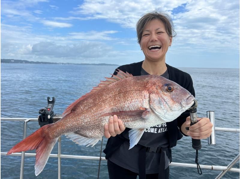 [Chiba, Katsuura] Catch big fish such as red sea bream and blue fish with lures! Experience boat fishing on a cruiser! Beginners welcome! Private plan, BBQ on the boat at the marina!の紹介画像