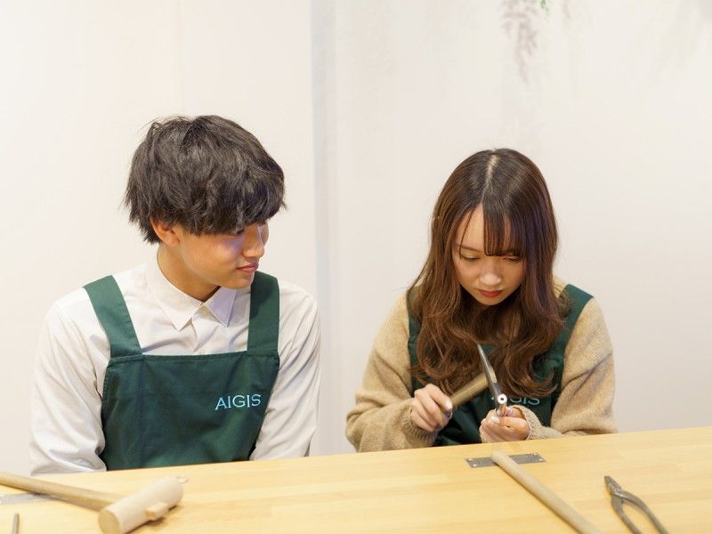 东京の事業者“AIGIS 表参道店」が実施する制作配件の様子