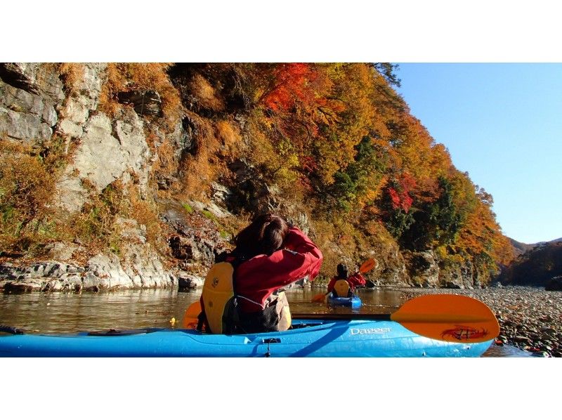 【埼玉・長瀞】絶景の長瀞・岩畳で紅葉狩りを愉しむカヤック体験（半日コース）の紹介画像