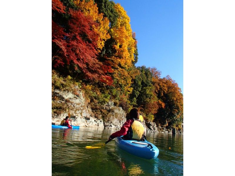 【埼玉・長瀞】絶景の長瀞・岩畳で紅葉狩りを愉しむカヤック体験（半日コース）の紹介画像