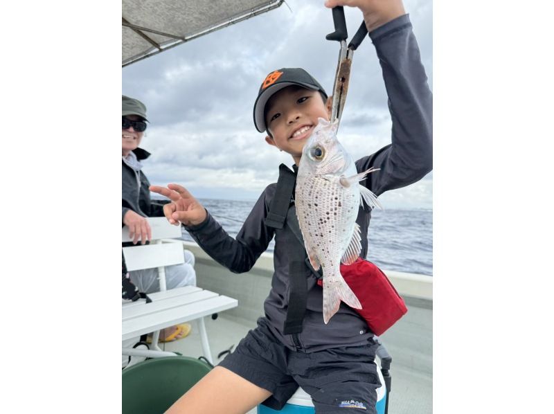 【沖縄・宜野湾】ボートフィッシング！手ぶらでOK！初心者の方でも楽しめる★1日4回開催★の紹介画像