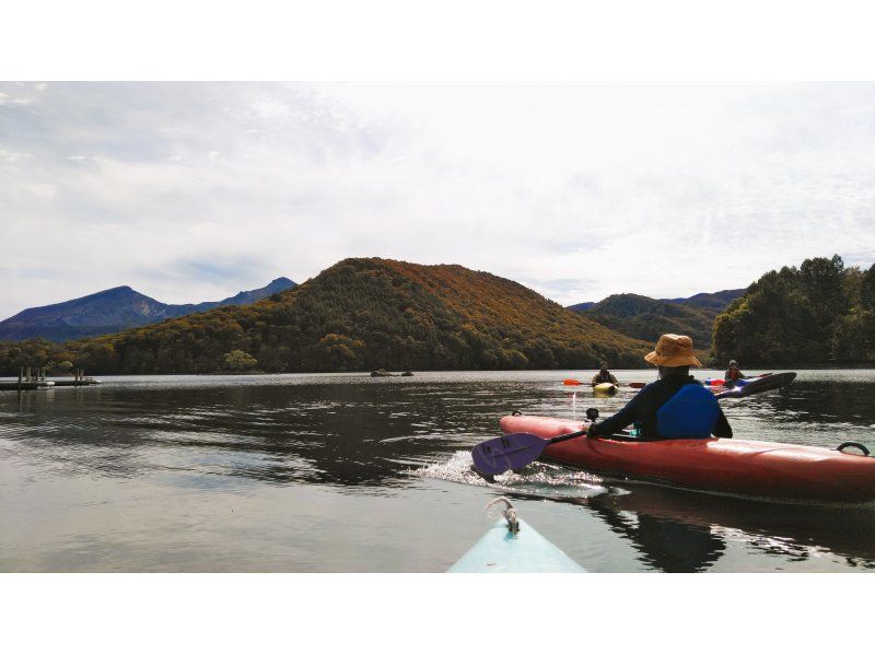 【福島・裏磐梯・週末限定】紅葉の名所・桧原湖で紅葉狩りカヤック～無人島ピクニックプラン～の紹介画像