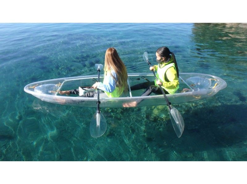 享受透明皮划艇 KOAJIRO 的女性