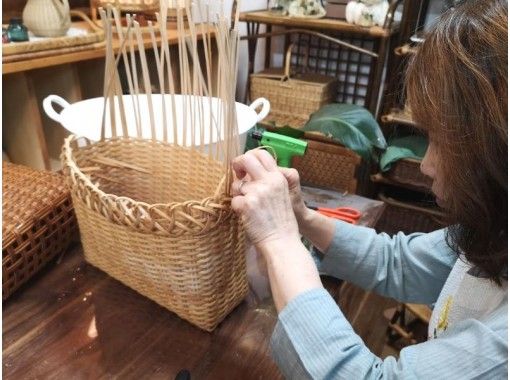 大阪市内 使いやすいサイズ 内袋もついている籐のかごバッグづくり アクティビティジャパン 大阪市内 使いやすいサイズ 内袋もついている籐のかごバッグづくり アクティビティジャパン
