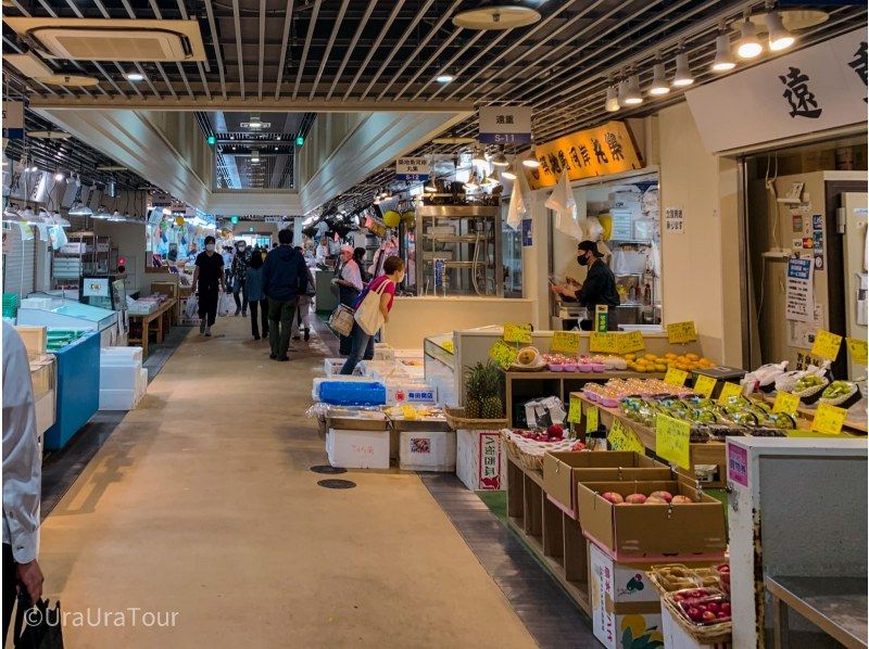 Tsukiji sightseeing model course Food tour Walking course Tsukiji outer market Guided tour Market walk Lively market