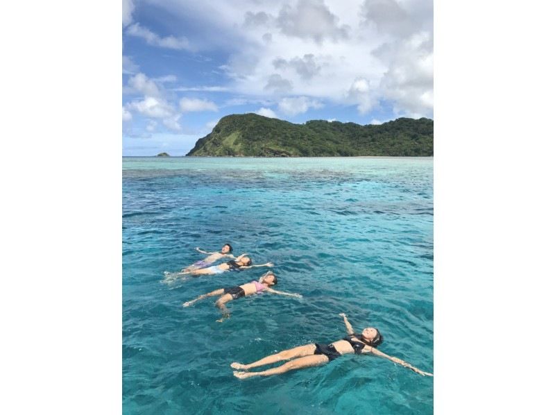 [Okinawa Iriomote Island] Day cruise, Okuiriomote snorkeling tour! There is a small number of people, there is a cabin, and there are showers and toilets.の紹介画像