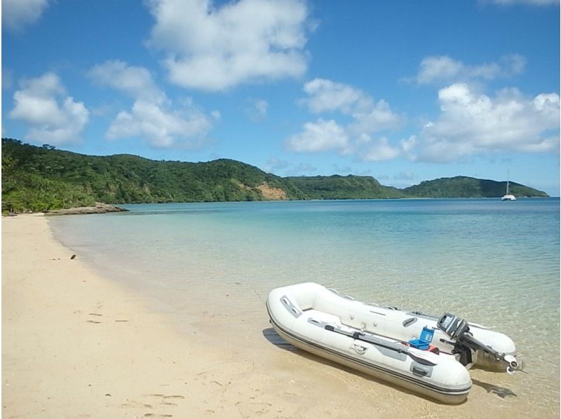 [Okinawa Iriomote Island] Day cruise, Okuiriomote snorkeling tour! There is a small number of people, there is a cabin, and there are showers and toilets.の紹介画像