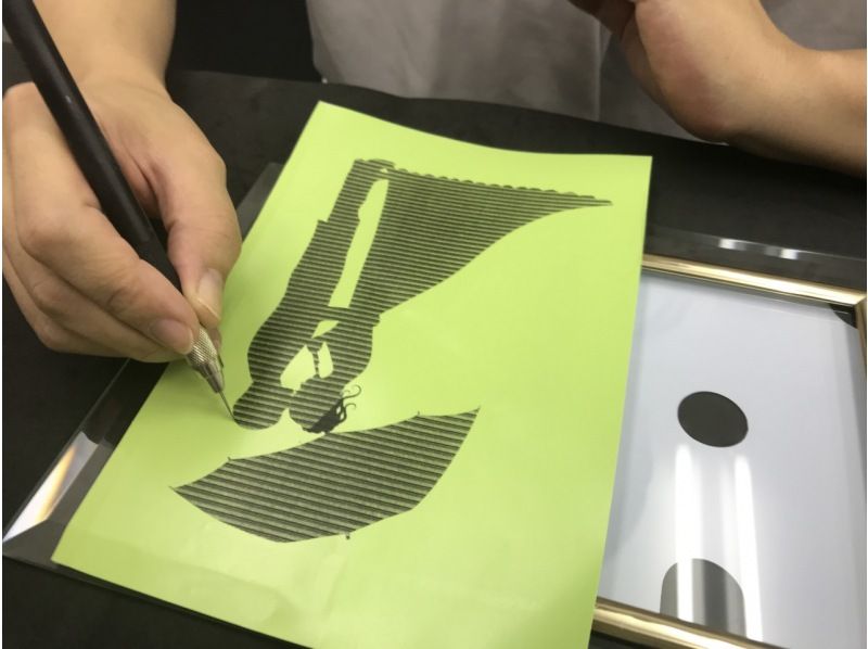 【浅草橋1分】記念日や旅行の想い出を刻むフォトフレーム作り。写真に絵柄とメッセージを加えて～ウェルカムミラーも作れる（持ち込み可）の紹介画像