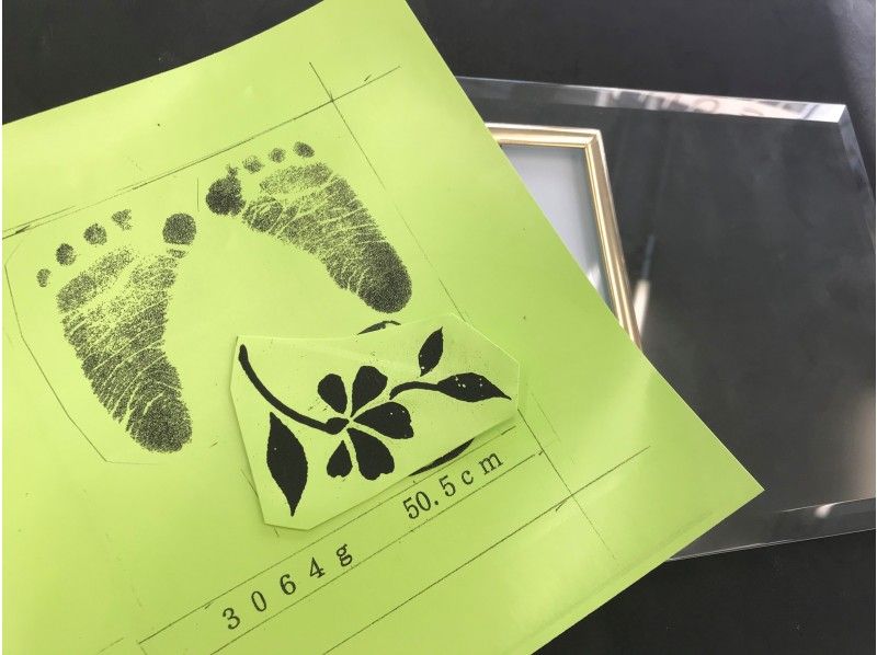 【浅草橋1分】記念日や旅行の想い出を刻むフォトフレーム作り。写真に絵柄とメッセージを加えて～ウェルカムミラーも作れる（持ち込み可）の紹介画像