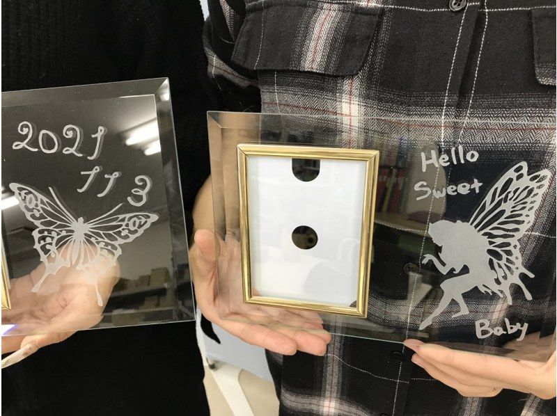 【浅草橋1分】記念日や旅行の想い出を刻むフォトフレーム作り。写真に絵柄とメッセージを加えて～ウェルカムミラーも作れる（持ち込み可）の紹介画像