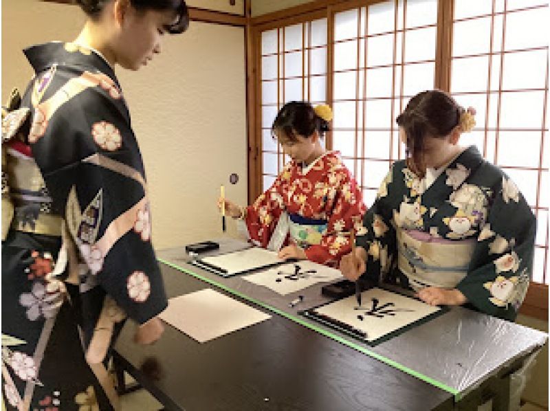 [Kyoto, Higashiyama, Ninenzaka] "A moment to experience traditional Japanese culture" Welcome to Kangetsu's calligraphy experience course!の紹介画像