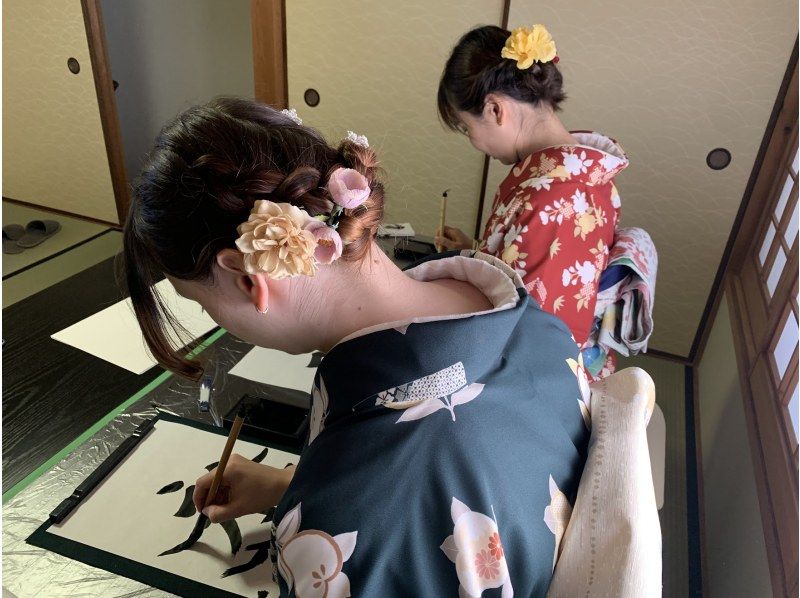 [Kyoto, Higashiyama, Ninenzaka] "A moment to experience traditional Japanese culture" Welcome to Kangetsu's calligraphy experience course!の紹介画像