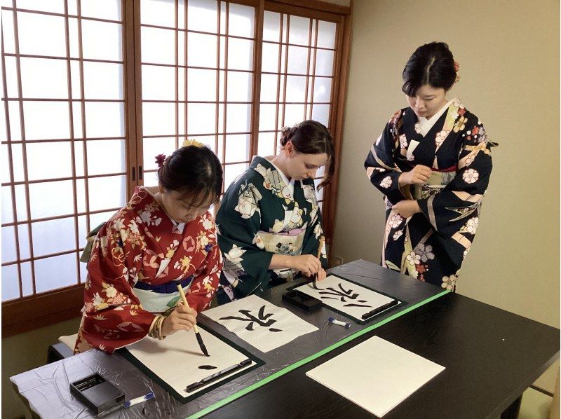 [京都/東山/二年坂]「體驗日本傳統文化的時刻」歡迎來到觀月的書法體驗課程！の紹介画像