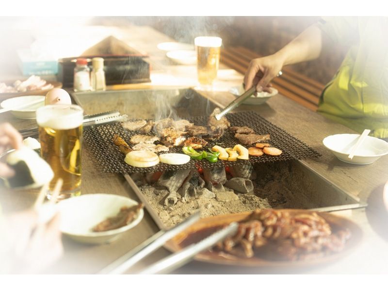 [Hokkaido/Sapporo] Snow park 60 minutes + Yukinaka mountain lodge charcoal-grilled BBQ 60 minutes All-you-can-eat! Experience winter in Sapporo empty-handed!の紹介画像