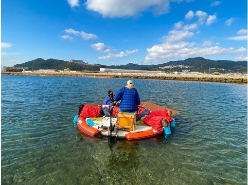 関西 兵庫 淡路島 冬の淡路島に新しい遊び体験が誕生 海の上でこたつにみかん それが ふぃ ぶdeこたつ 体験 アクティビティジャパン