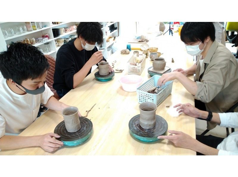 [爱知县/名古屋站5分钟]让我们做一件陶轮陶体验吧！ +您也可以绘画和着色！の紹介画像