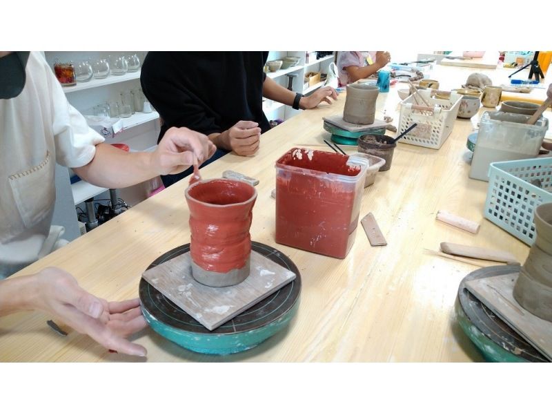 【愛知・名古屋駅5分】手ろくろ陶芸体験で作品を1点作ろう！+絵付け、色塗りもできます！の紹介画像