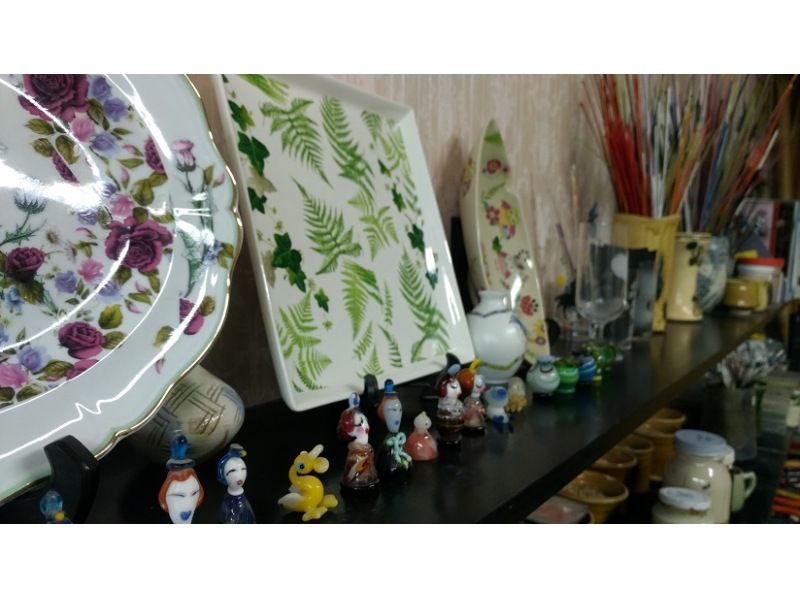 【愛知・名古屋駅5分】100種類以上のシールを貼るだけ「ポーセリン上絵体験」マグカップ等１つ作ろう！文字も入るよ。の紹介画像