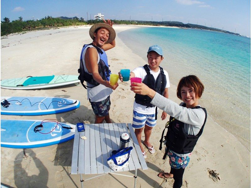 恩納村・SUP】ハワイ生まれのSUP体験☆1組貸切スタイル☆（温水シャワー・鍵付きロッカー・駐車場無料・） | アクティビティジャパン