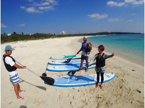 【恩納村・SUP】ハワイ生まれのSUP体験★1組貸切スタイル☆（温水シャワー・鍵付きロッカー・駐車場無料・ドリンク＆おやつ付）