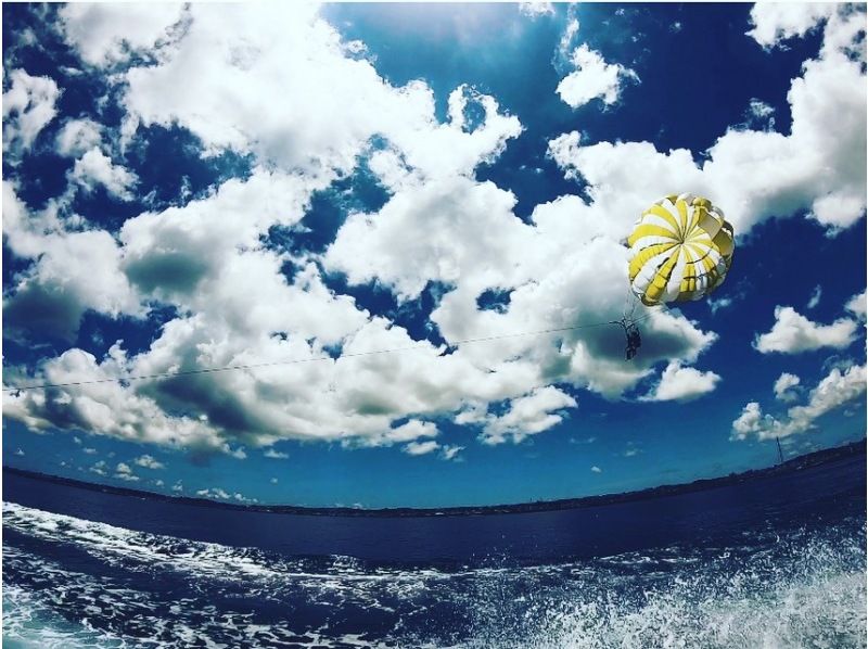 【折扣1100日元 ◇ 4岁以上】壮观的滑翔伞&2次惊险的海上运动x惊险的游船の紹介画像