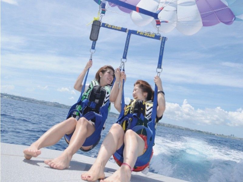 [1000 yen discount◇Ages 4 and up OK] Spectacular parasailing & 2 thrilling marine sports + thrilling cruiseの紹介画像