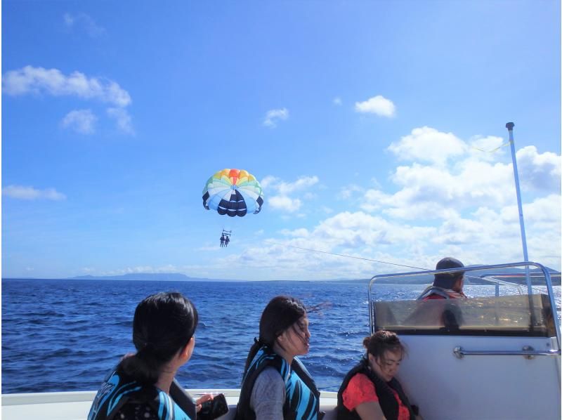 ♪♪絶景の東海岸パラセーリング♪♪◆屋慶名港集合◆☆4歳から参加OK☆の紹介画像