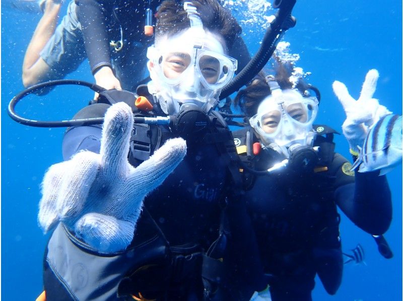 スプリングセール実施中♪ボートで行く青の洞窟体験ダイビング+東海岸パラセーリング♪最新GoPro撮影・餌付無料！の紹介画像
