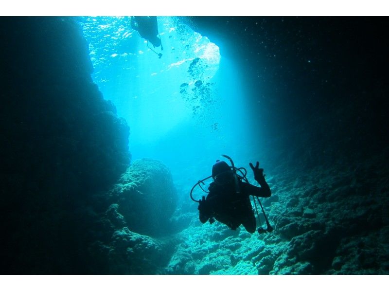 スプリングセール実施中♪ボートで行く青の洞窟体験ダイビング+東海岸パラセーリング♪最新GoPro撮影・餌付無料！の紹介画像