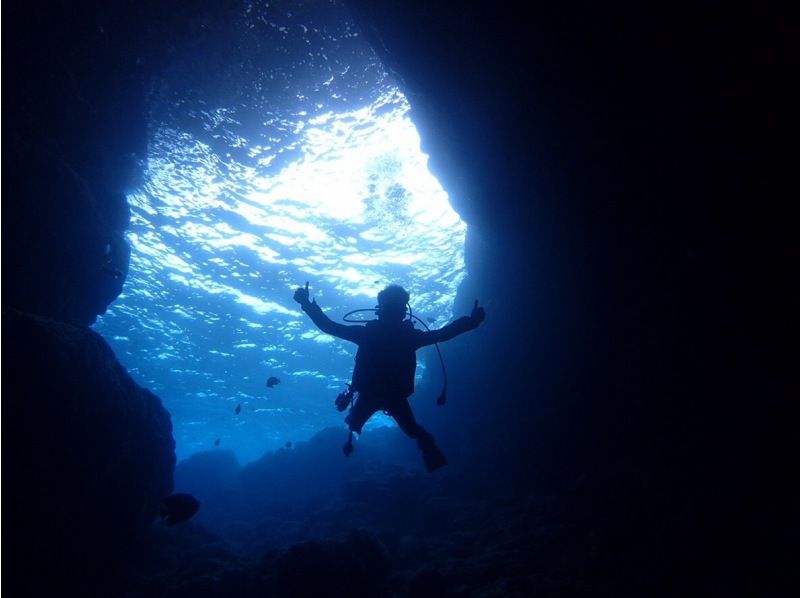 [國家旅行支持註冊商店] Onna village fun diving by boat♪在藍洞等熱門地區進行兩次潛水！超級夏季特賣進行中の紹介画像