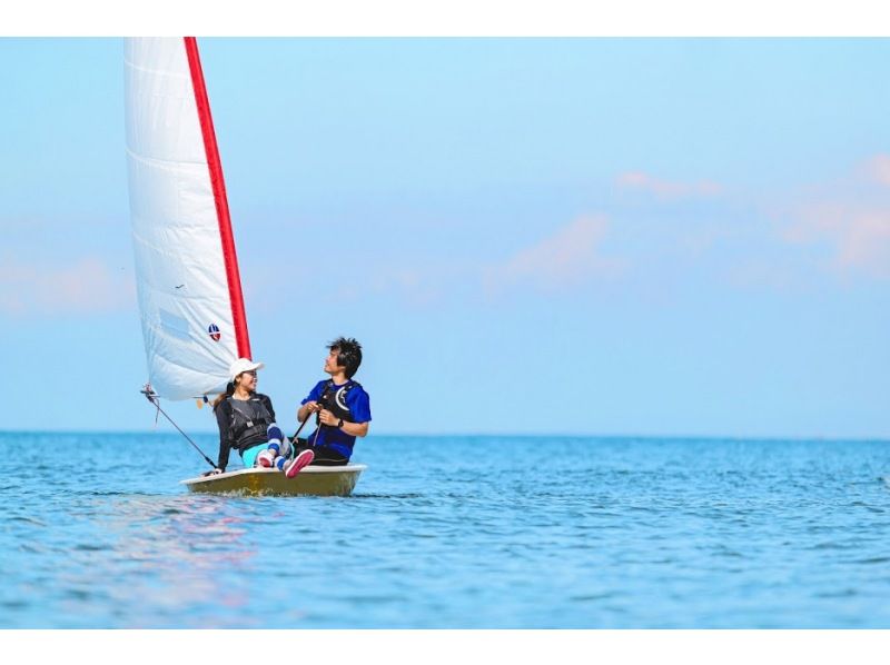 ★初心者大歓迎【神奈川・逗子・プライベートヨット】マンツーマンでヨット操船をマスター★会員制リゾートクラブで半日ディンギーヨット体験の紹介画像