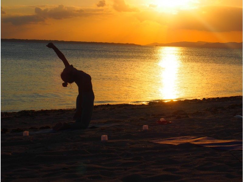 [冲绳/石垣岛] SUNSET BEACH CABDLE YOGA（日落沙滩蜡烛瑜伽）の紹介画像