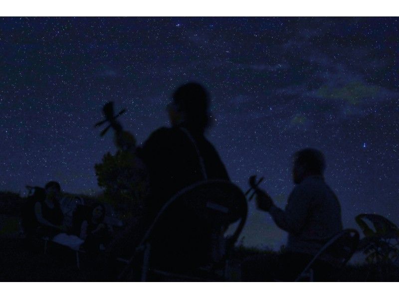 เพลิดเพลินกับดนตรีพื้นเมืองของโอกินาว่าและดนตรีสดซันชินใต้ท้องฟ้าที่เต็มไปด้วยดวงดาวของเกาะชูราโบชิ
