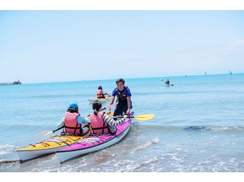 【โชนัน ・ เกี๊ยว】พายเรือคายัก(Sea Kayaking)ไปกินอาหารทะเลกันก่อน พร้อมอาหารกลางวันの紹介画像