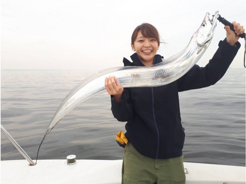 五目釣り　海釣り　釣り船　東京　羽田エリア　PLAYFUL　FISHING　太刀魚と釣り上げた女性