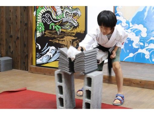 兵庫 南あわじ 誰でも空手家気分で瓦割り体験 女性でも楽しめる 子供も割れる 写真 認定証付き アクティビティジャパン