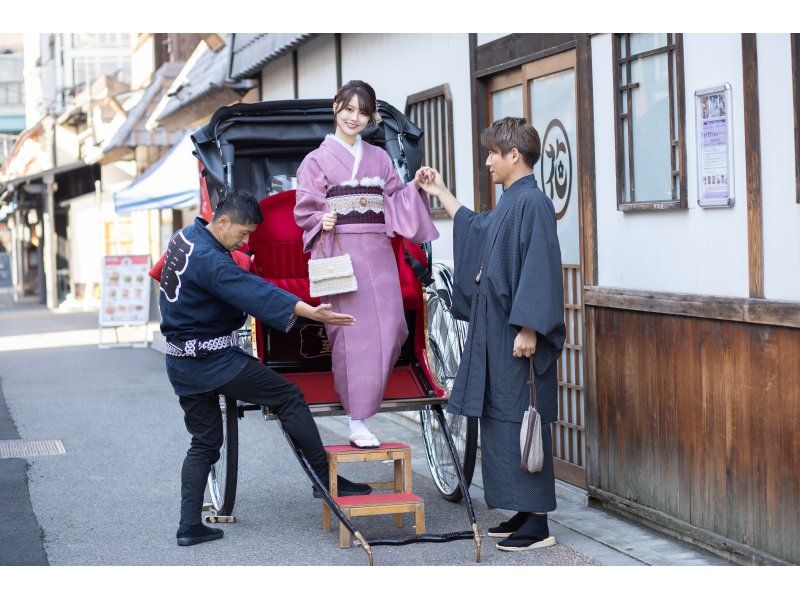 A couple enjoying a rickshaw tour while renting a kimono at VASARA Kawagoe Ekimae branch