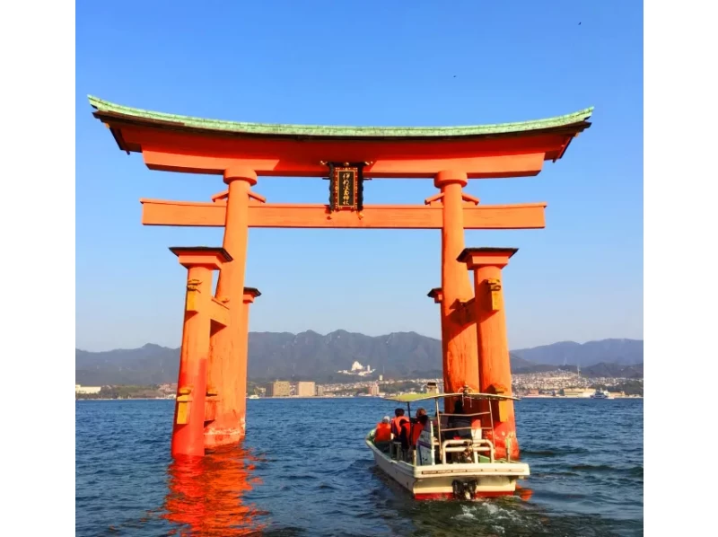 [Hiroshima/Miyajima] Visit the World Heritage site Itsukushima Shrine at sea & visit oyster fishermen and oyster raftsの紹介画像