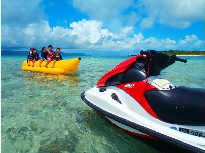 孩子們一邊參加Rise石垣島組織的旅遊，一邊享受海上運動