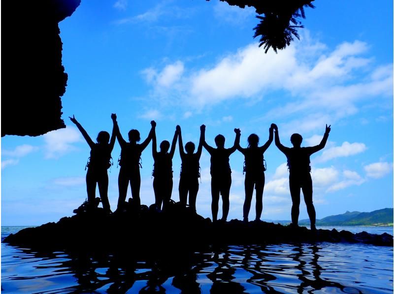 （B路線）憑竹富島的登船券！ [沖繩/石垣島] 16種流行的藍色洞穴浮潛和海上運動無限暢玩之旅！の紹介画像